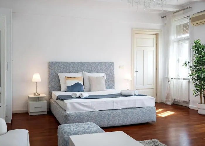 Mozzafiato By The River